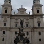 15-Кафедральный собор Зальцбурга и скульптура девы Марии.jpg
